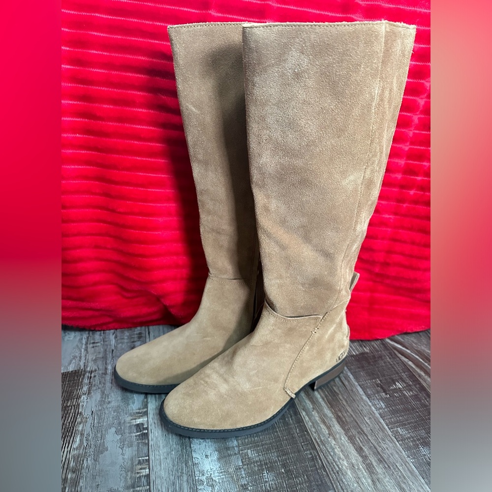 New Ugg boots size 8. Tan women’s boots